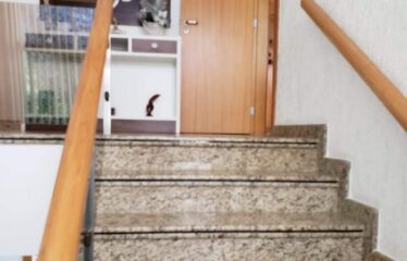 Encante-se com esta magnífica residência de 340m², pensada para oferecer o máximo de bem-estar, funcionalidade e estilo!