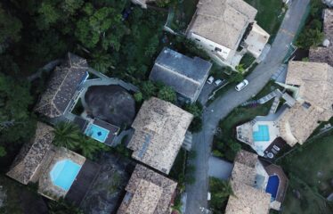 Encante-se com esta magnífica residência de 340m², pensada para oferecer o máximo de bem-estar, funcionalidade e estilo!