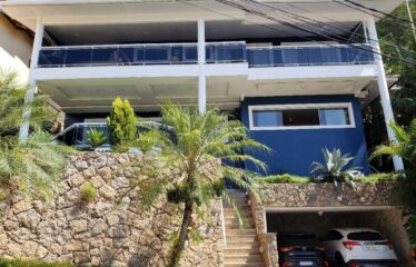 Encante-se com esta magnífica residência de 340m², pensada para oferecer o máximo de bem-estar, funcionalidade e estilo!