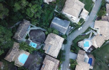 Encante-se com esta magnífica residência de 340m², pensada para oferecer o máximo de bem-estar, funcionalidade e estilo!