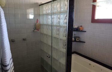 Encante-se com esta magnífica residência de 340m², pensada para oferecer o máximo de bem-estar, funcionalidade e estilo!