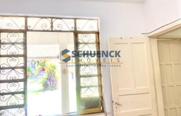 Casa com Quintal Amplo e Gramado, em Santo Antônio!