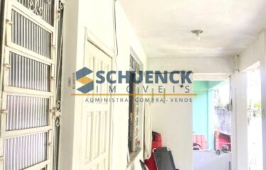 Casa com Quintal Amplo e Gramado, em Santo Antônio!