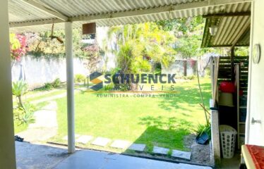 Casa com Quintal Amplo e Gramado, em Santo Antônio!