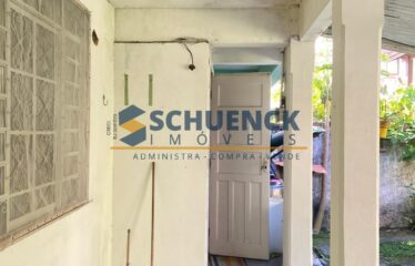 Casa com Quintal Amplo e Gramado, em Santo Antônio!