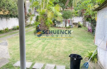 Casa com Quintal Amplo e Gramado, em Santo Antônio!