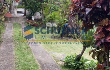 Casa com Quintal Amplo e Gramado, em Santo Antônio!