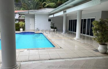 Oportunidade Única! Casa Linear de Esquina em Condomínio Fechado de Alto Padrão!