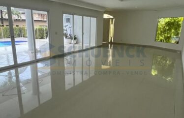Oportunidade Única! Casa Linear de Esquina em Condomínio Fechado de Alto Padrão!