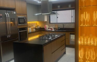 CASA DUPLEX COM LAZER COMPLETO – CONFORTO E SOFISTICAÇÃO! SC0702