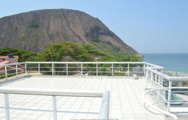 Maravilhosa mansão na Praia de Itacoatiara, Frente ao Mar! SC0495
